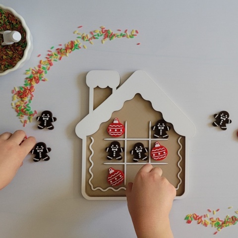 Świąteczny domek – panel sensoryczny | Kółko i krzyżyk Montessori