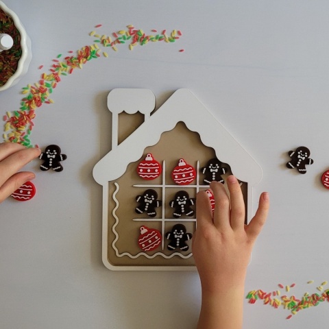 Świąteczny domek – panel sensoryczny | Kółko i krzyżyk Montessori