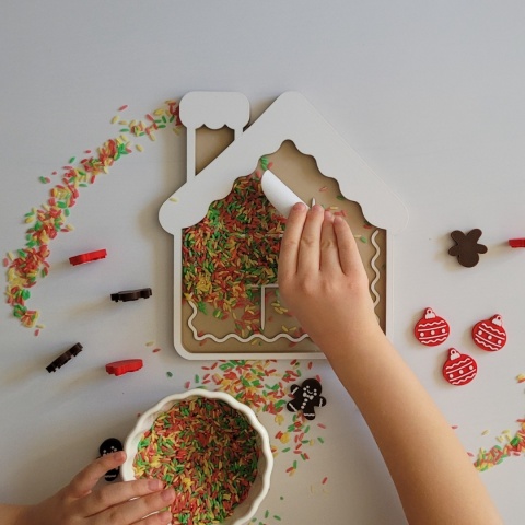 Świąteczny domek – panel sensoryczny | Kółko i krzyżyk Montessori